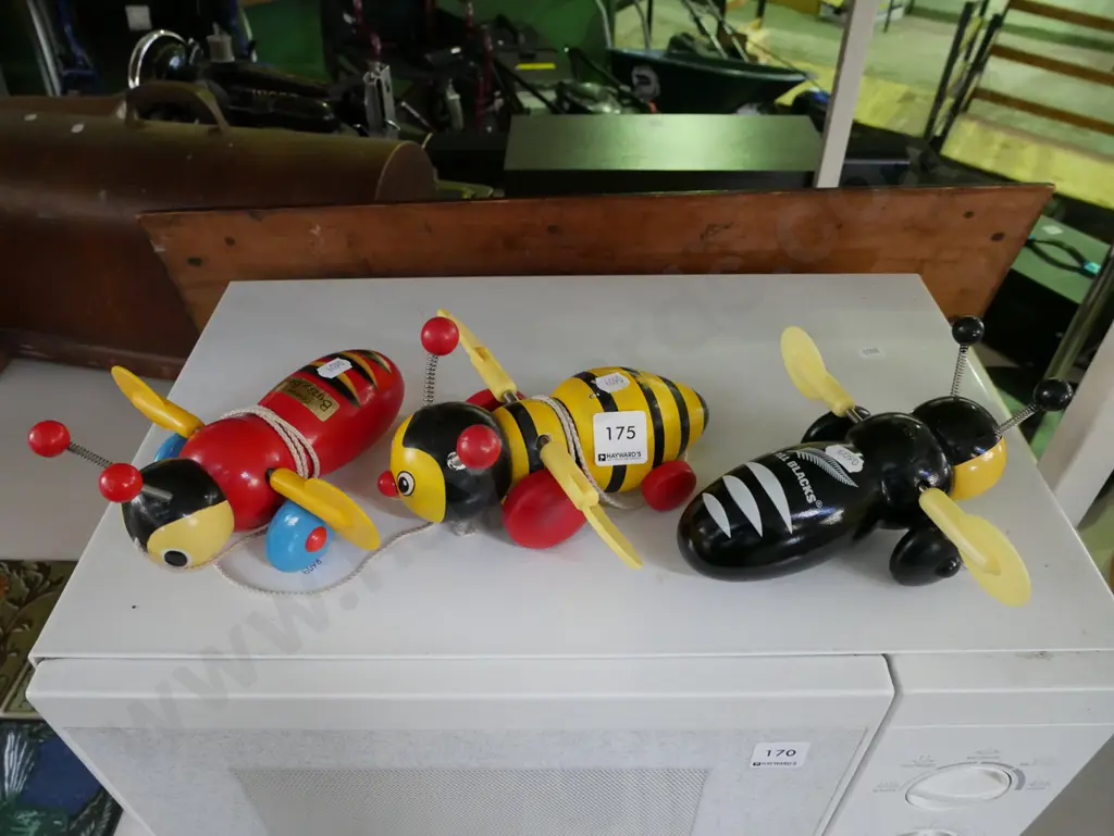 3x wooden buzzy bees Image 1++
