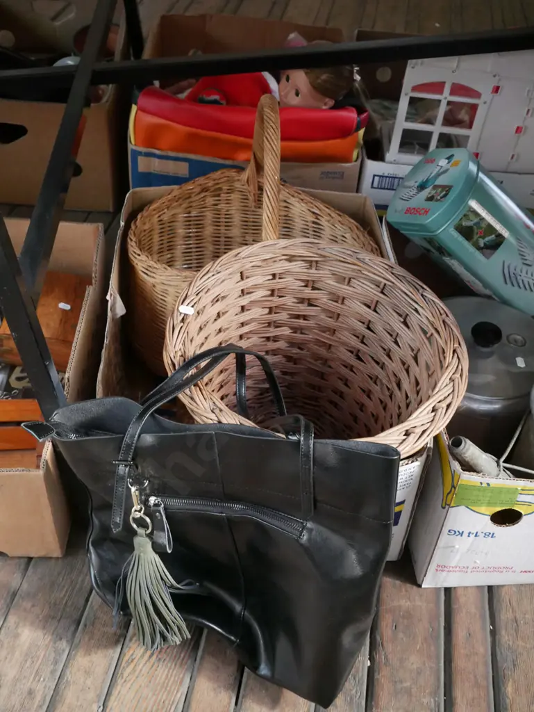 2x cane baskets, black leather hand bag Image 1++