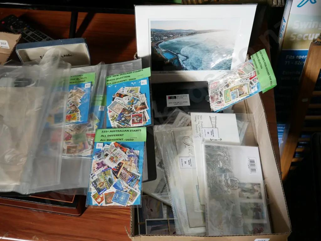 box; stamps, first day covers Image 1++