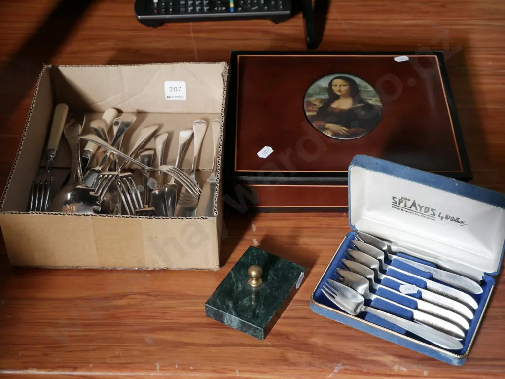 cutlery, green stone paperweight, Mona Lisa themed jewellery box Image 1++