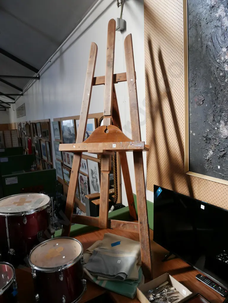 large wooden artist's easel Image 1++