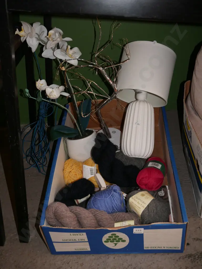 box; table lamp, illuminated tree ornament, kit yarn etc Image 1++