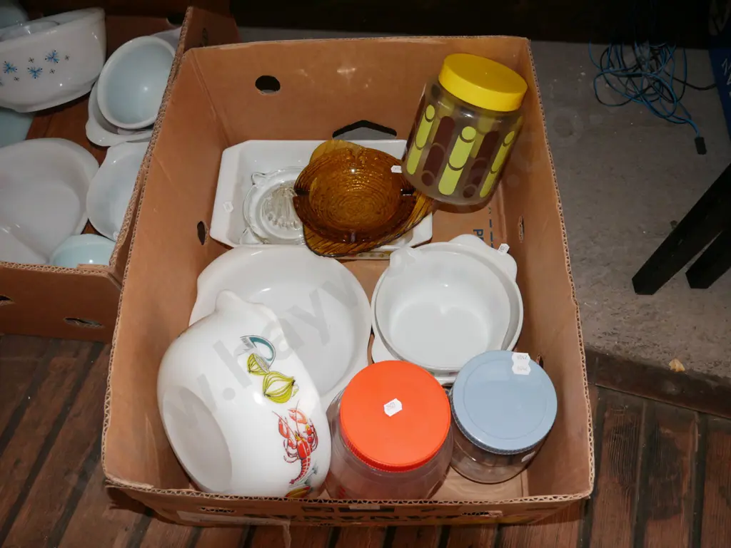 box; retro baking dishes, ashtrays, storage canisters Image 1++