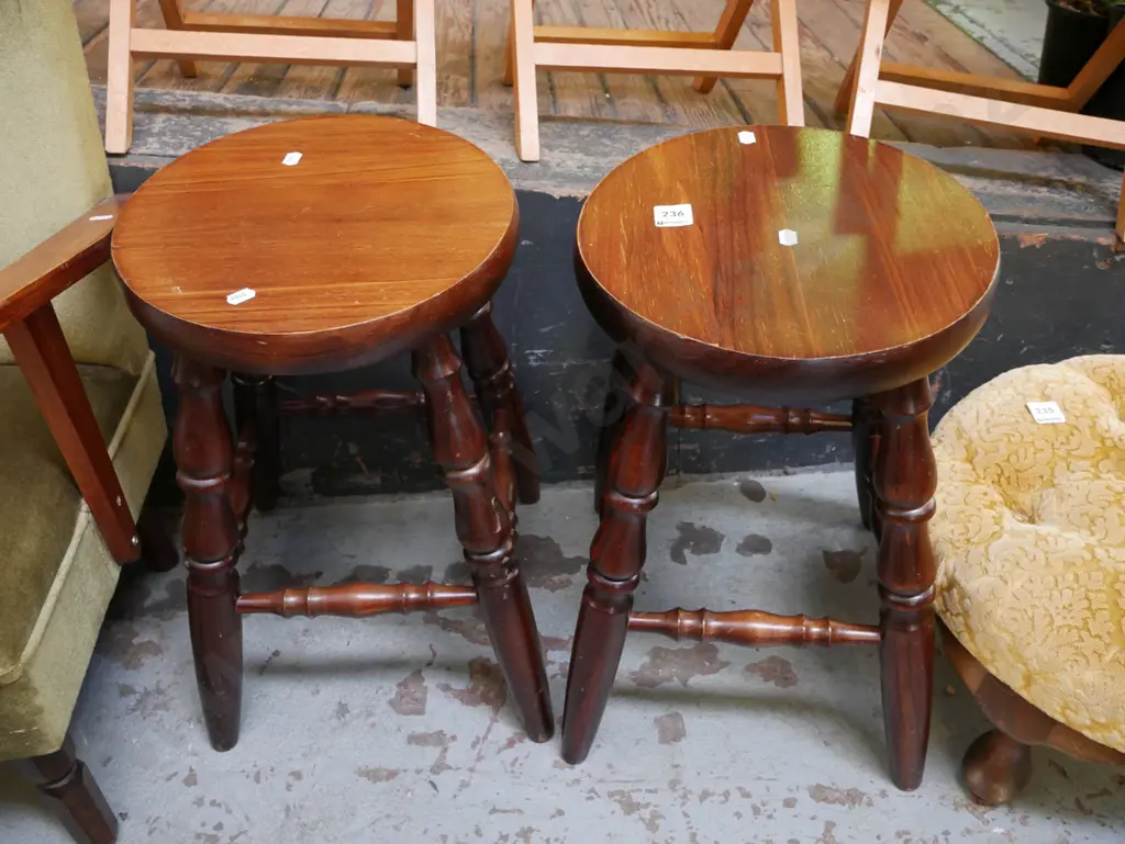 2x small wooden stools H-440 Image 1++