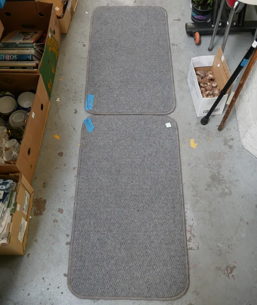 2x grey edged carpet squares each L-900 W-500 Image 1++