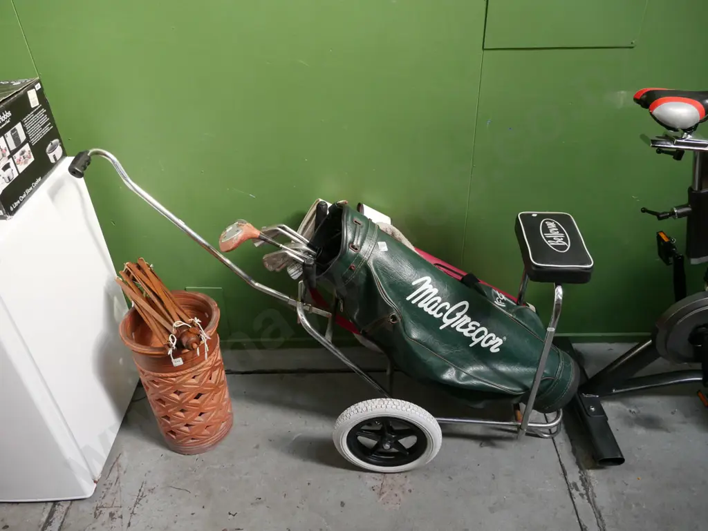 golf clubs, trundler, 2x golf bags Image 1++
