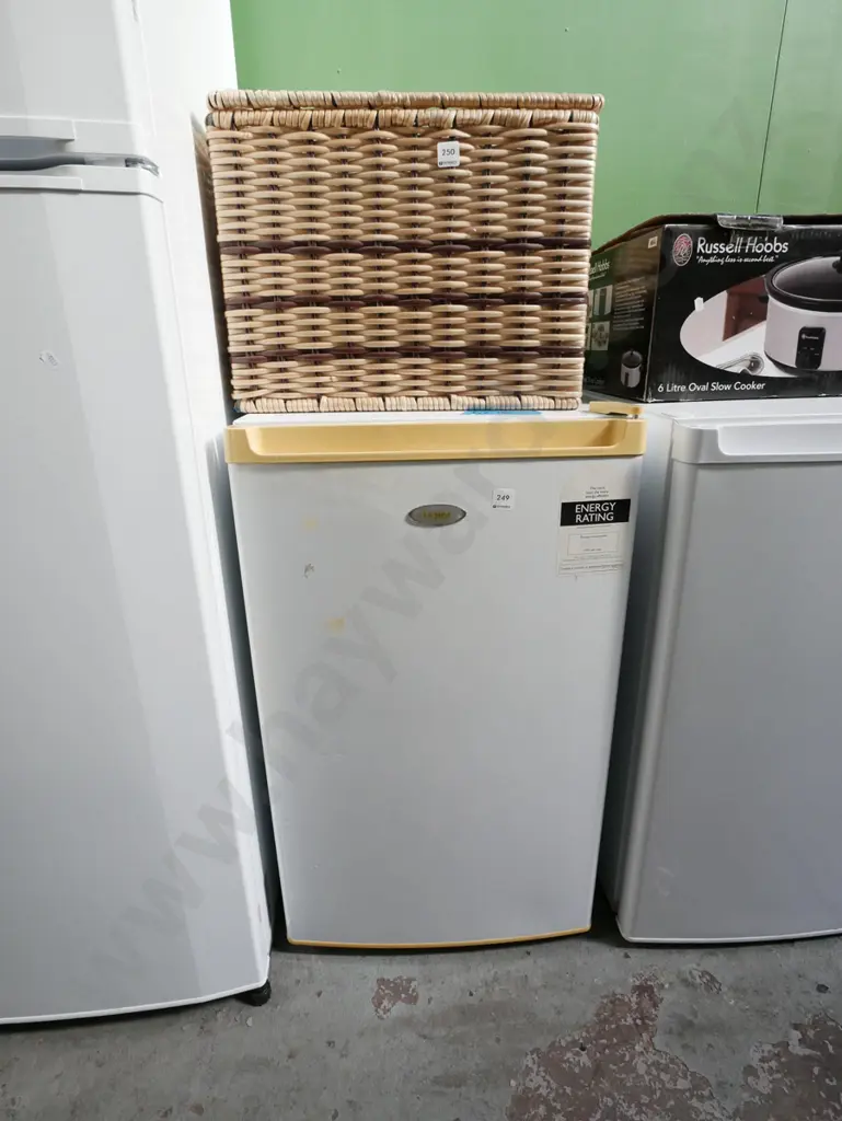 Haier under bench fridge - needs clean Image 1++