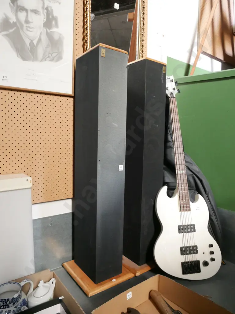 pair of Boland acoustic freestanding floor speakers - fading to 1 speaker  Image 1++