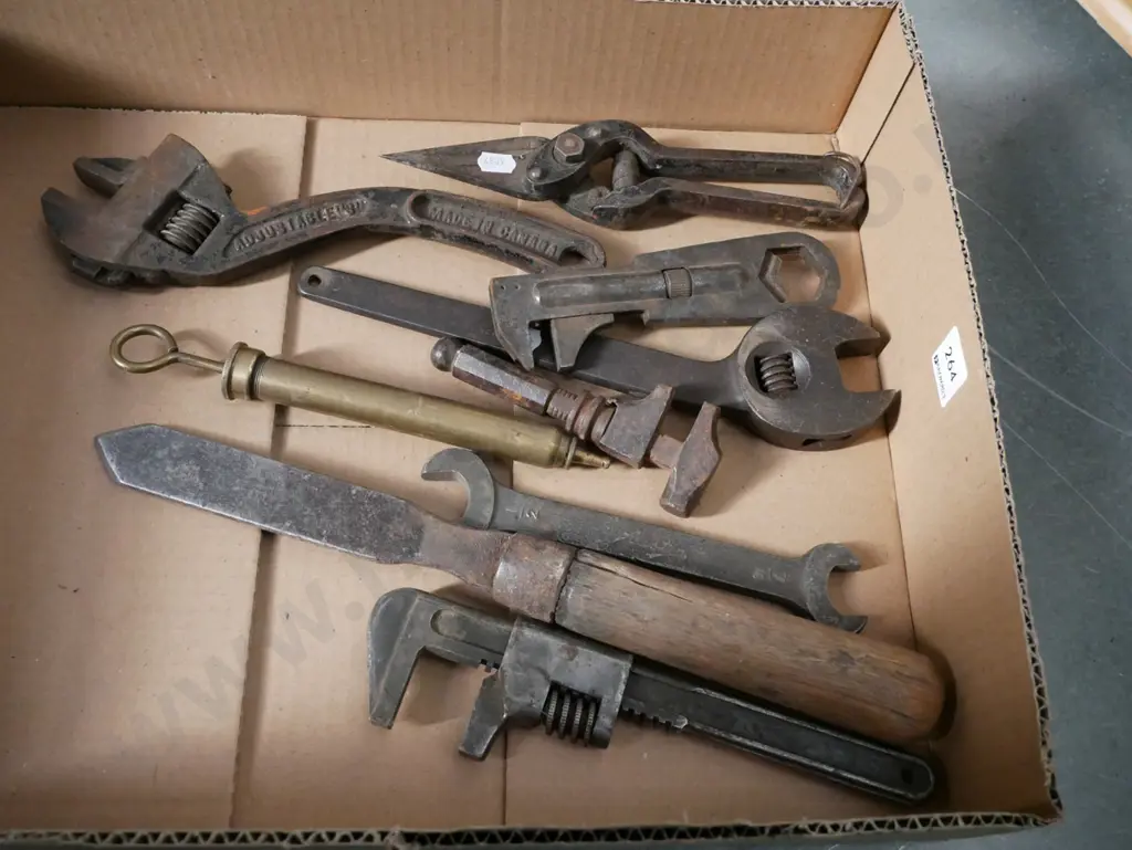 box of vintage hand tools Image 1++