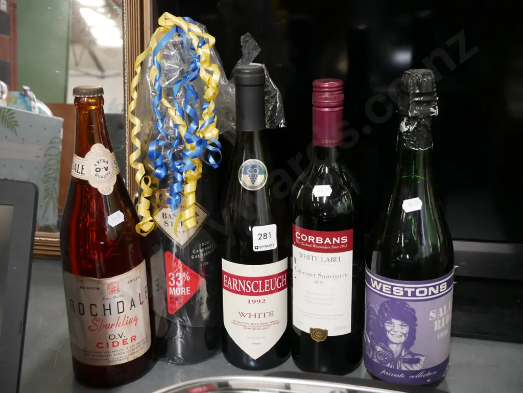 4x bottles of old wine, 1x sparkling cider Image 1++