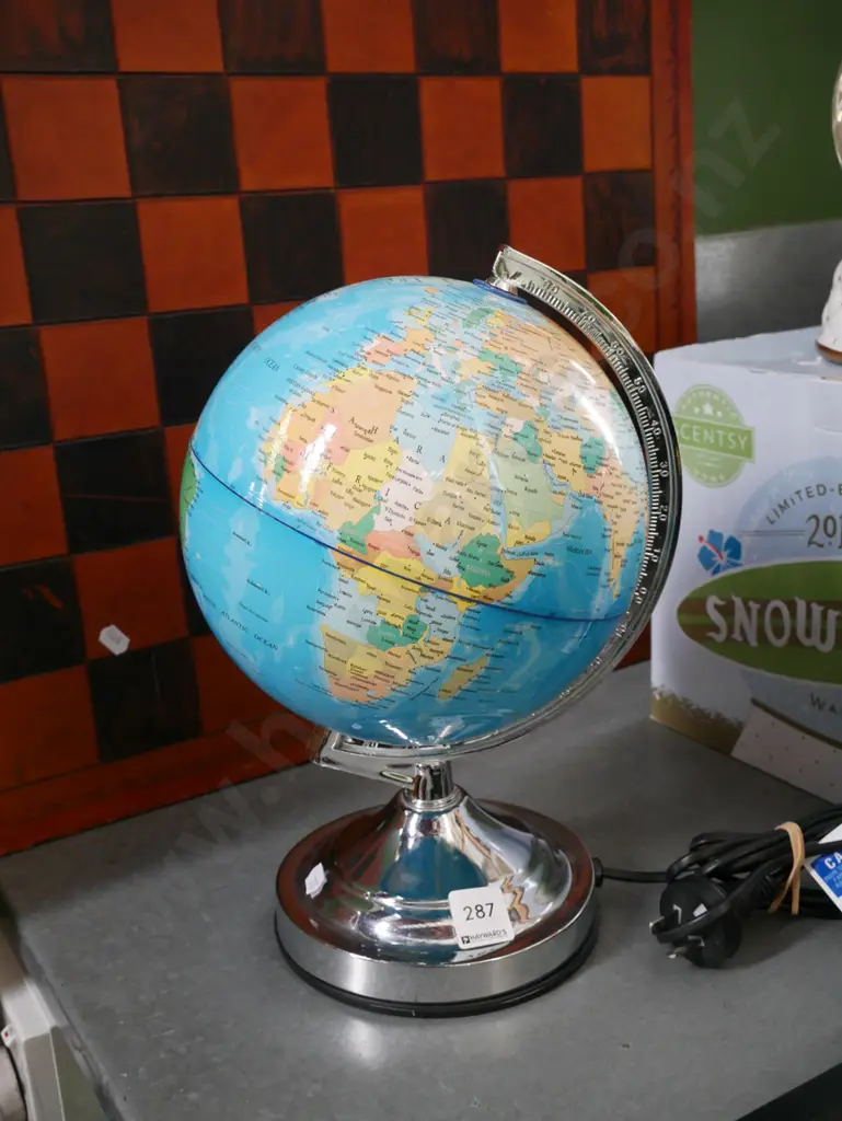 small illuminated globe H-330 Image 1++