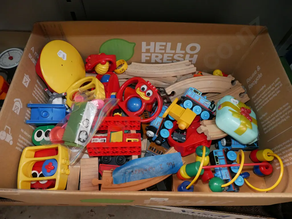 box; wooden Thomas the Tank Engine tracks etc Image 1++