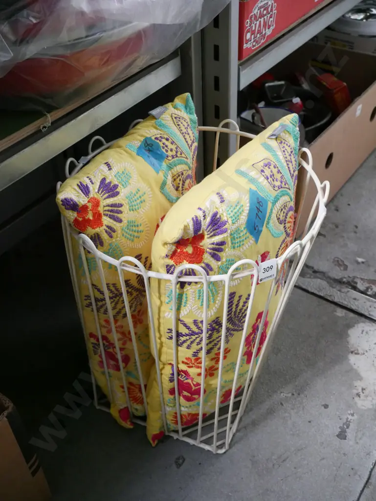 metal and plastic basket, 2 cushions Image 1++