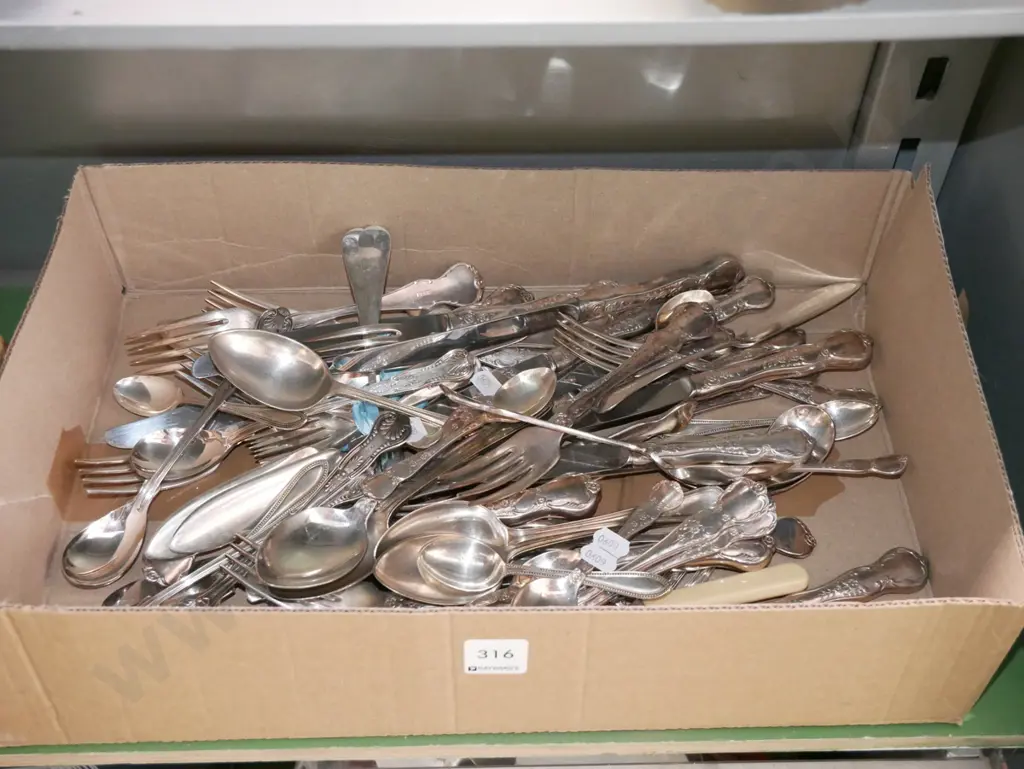 box of cutlery Image 1++
