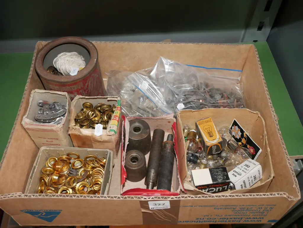 box; automotive light bulbs, rivets, domes etc Image 1++
