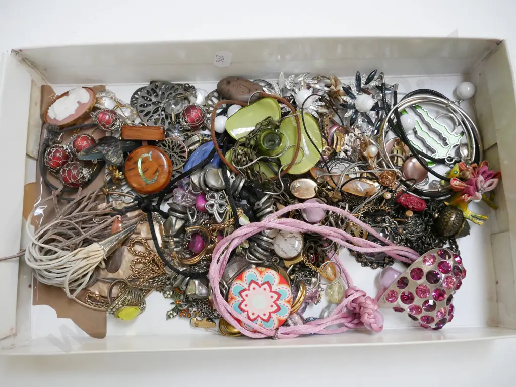 tray of costume jewellery Image 1++
