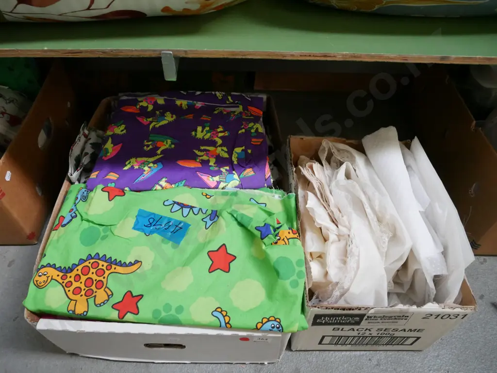 2x boxes; fabric - red dots Image 1++