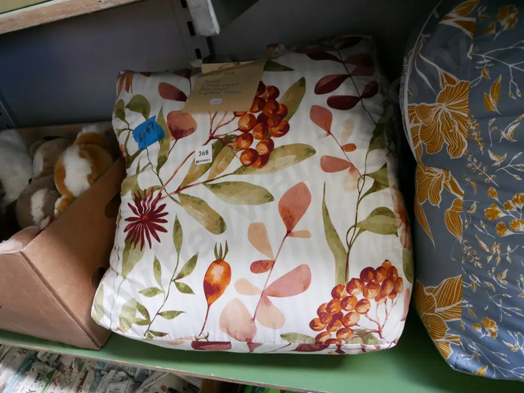 as-new queen bed set - quilt, sheets, pillowcases Image 1++
