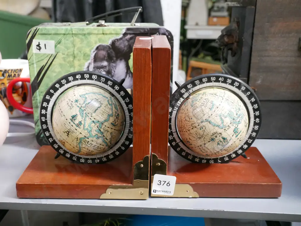 2x wood and globe book ends Image 1++