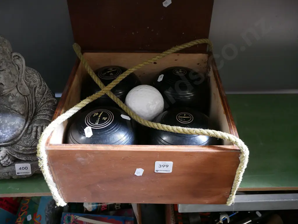 box; 4 lawn bowls, jack Image 1++