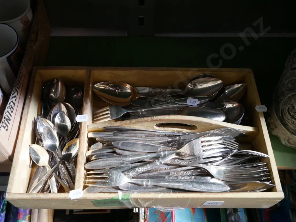 wooden cutlery tray and cutlery Image 1++