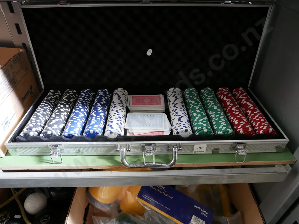 poker set in alloy carry case Image 1++