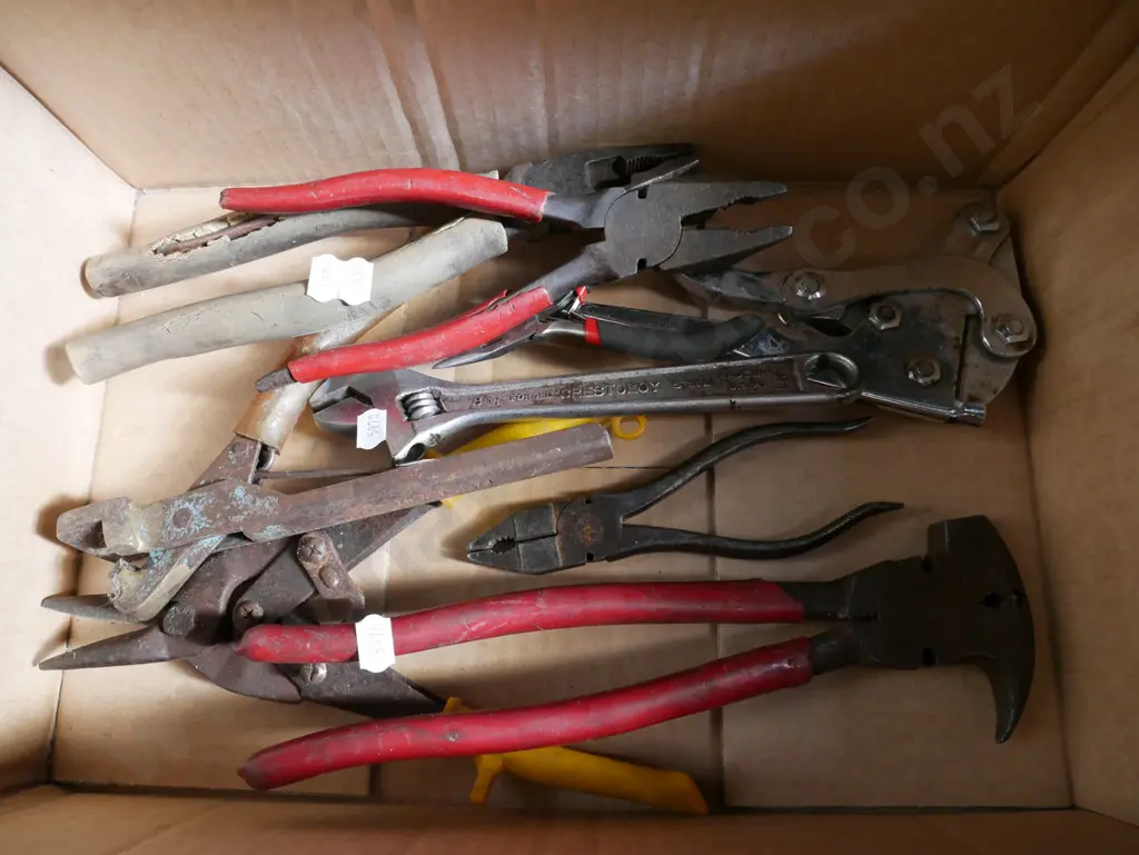 box of hand tools; pliers, tin snips etc Image 1++