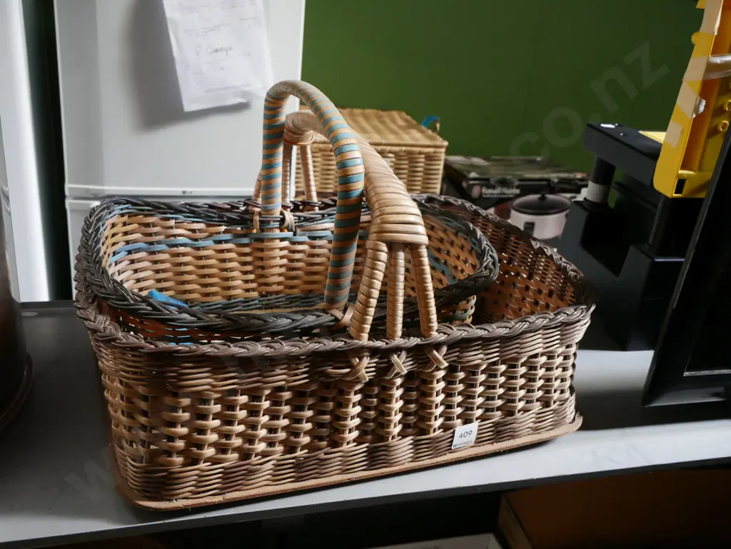 2x woven plastic baskets Image 1++