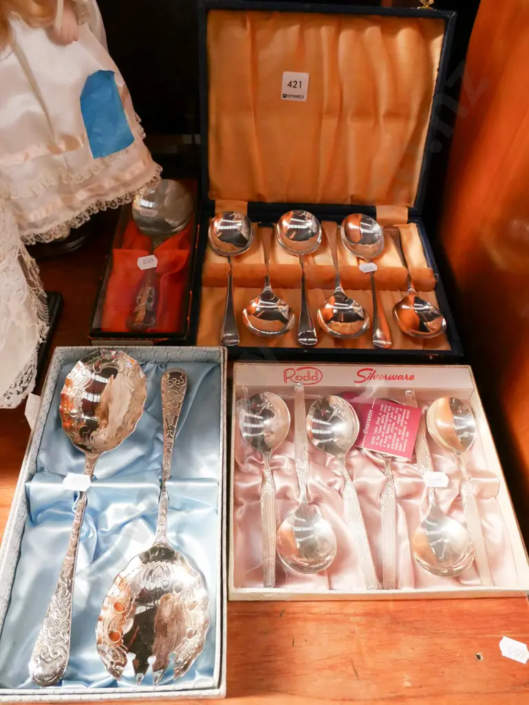 4x sets of cased cutlery Image 1++