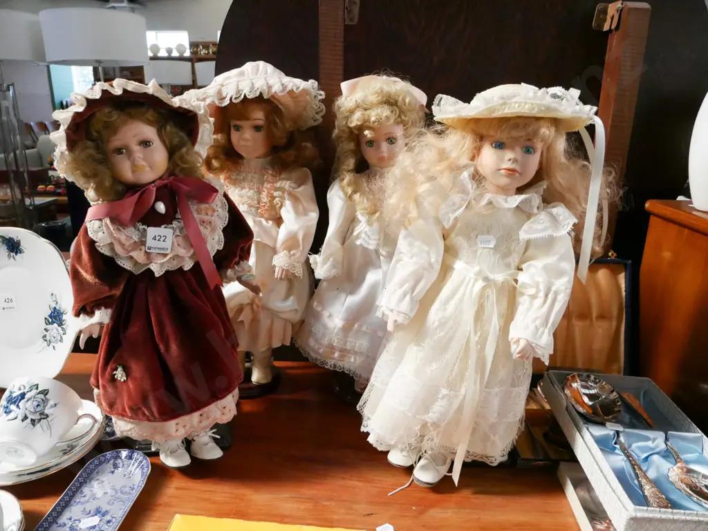 4x porcelain display dolls Image 1++