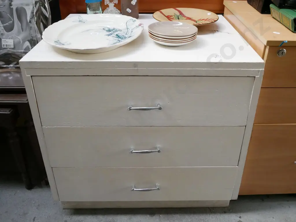 white painted 3 drawer chest H-600 W-620 D-420 Image 1++