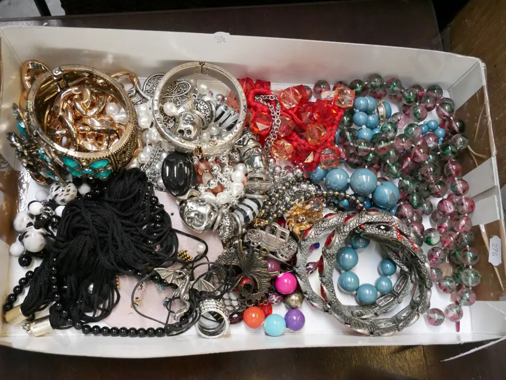 box of costume jewellery Image 1++