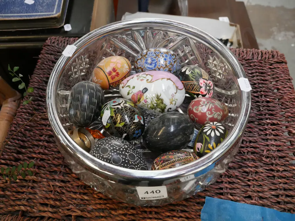 cut crystal bowl with ornamental eggs Image 1++