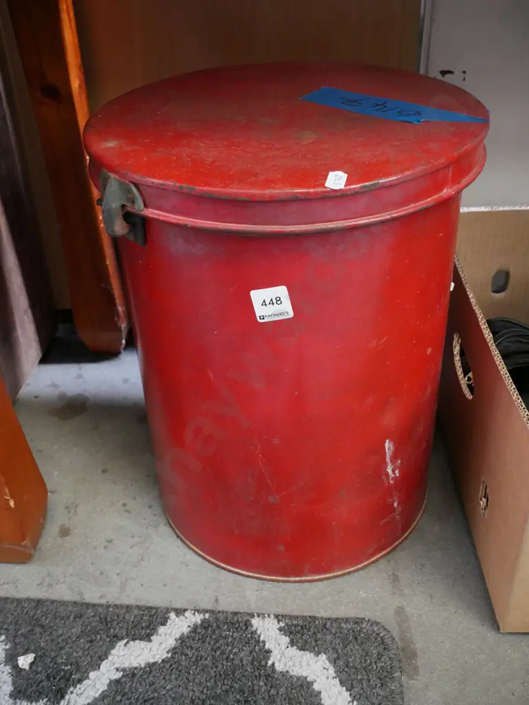 twist top lockable lidded ash can Image 1++