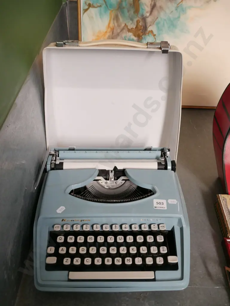 Remington portable typewriter Image 1++