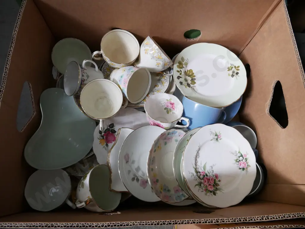 box; numerous plates, cups etc Image 1++