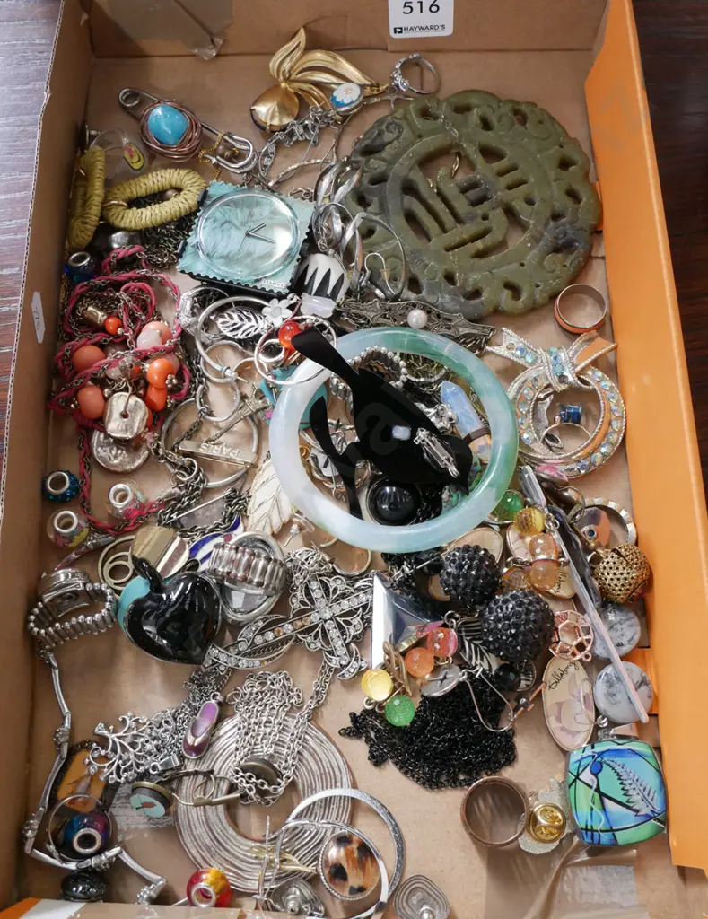 tray of costume jewellery Image 1++