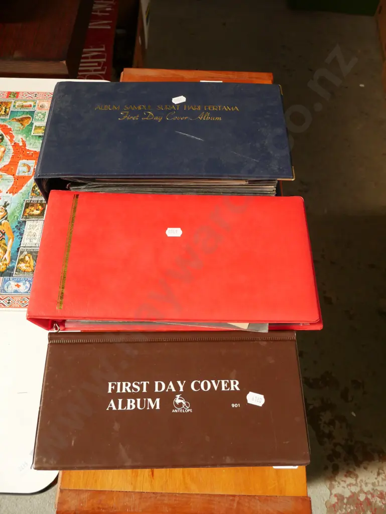 3x albums of first day covers Image 1++
