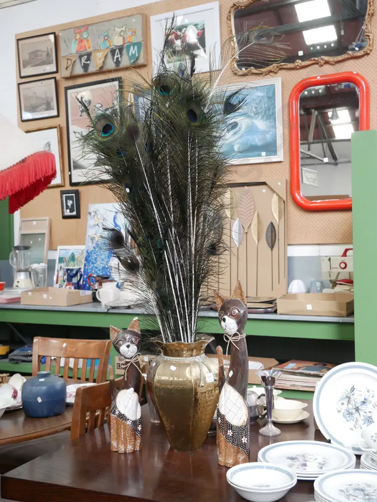 brass vase, 2 cat figurines, peacock feathers Figurine H-510 Image 1++
