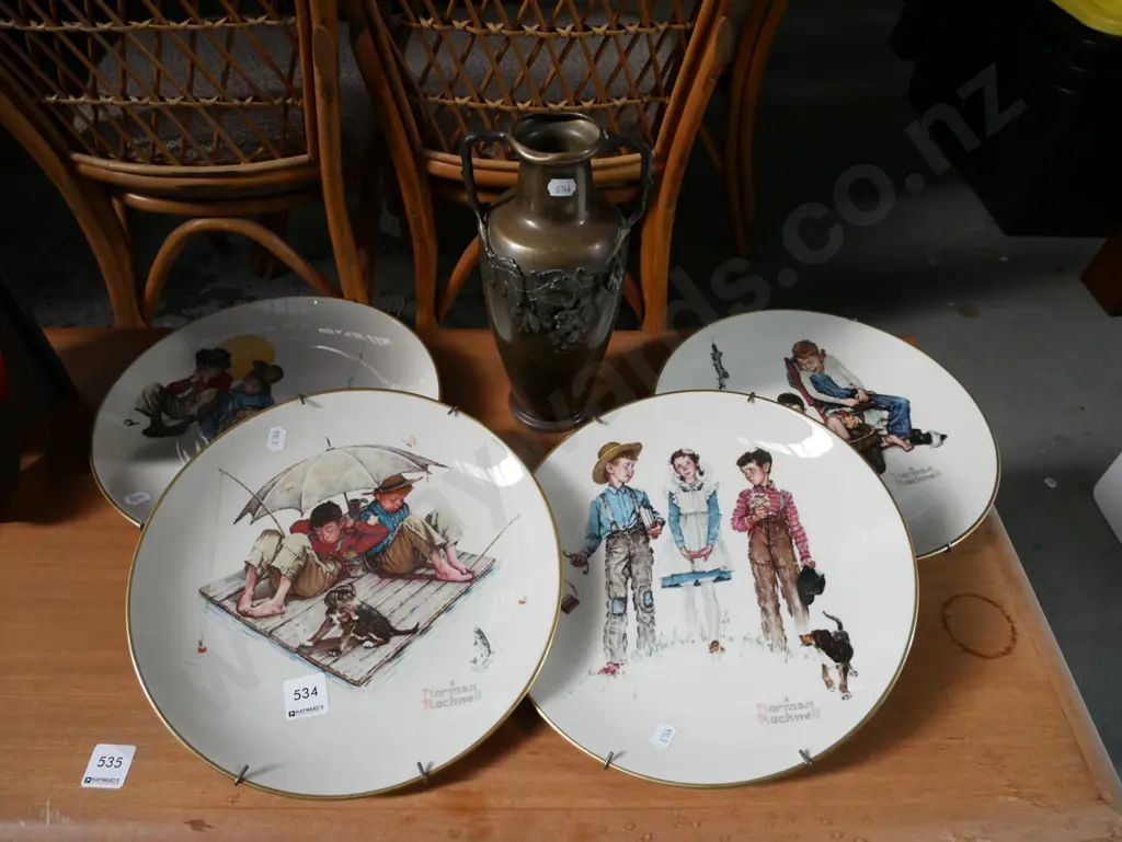 4x Norman Rockwell picture plates, brass vase Image 1++