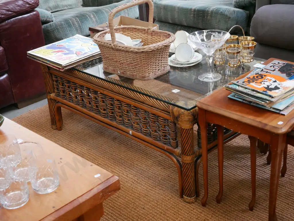 bamboo and glass top coffe table H-420 W-1020 D-560 Image 1++