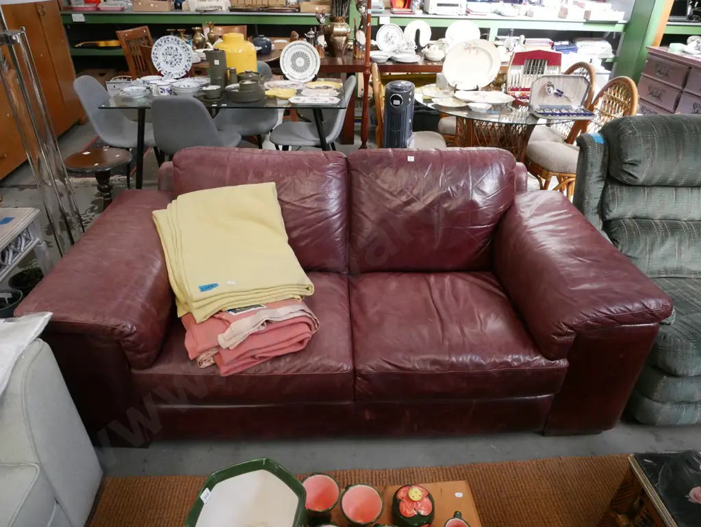 red leather 2 seater settee - some wear Image 1++