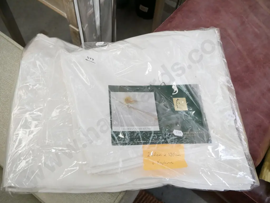 Crysanthemum Irish linen tablecloth and 6 napkins Image 1++
