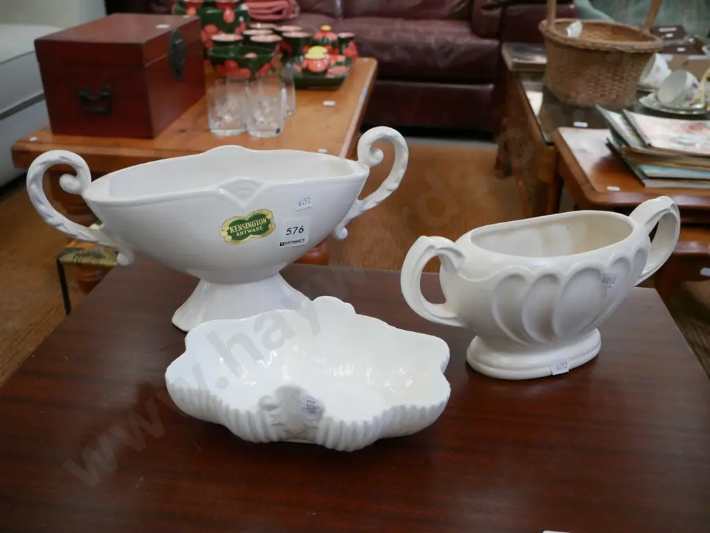 3x white English vases Image 1++