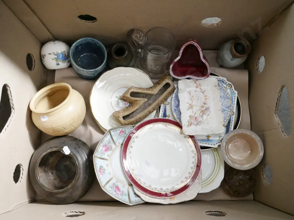 box; plates, saucers, vases etc Image 1++