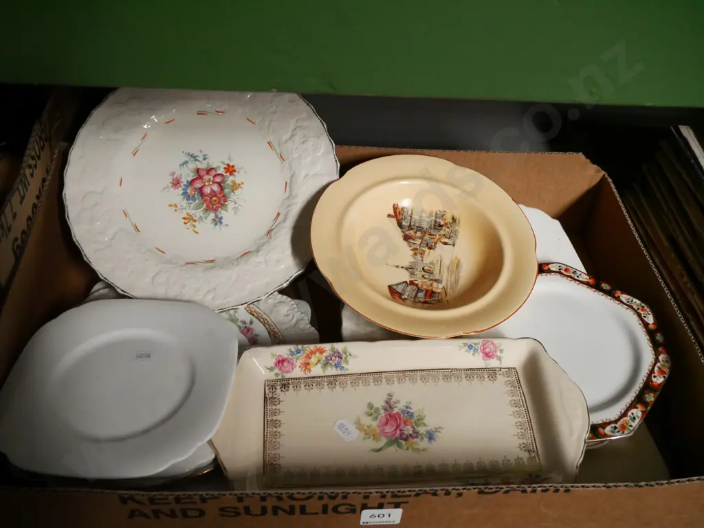 box; sandwich trays, plates, bowls etc Image 1++