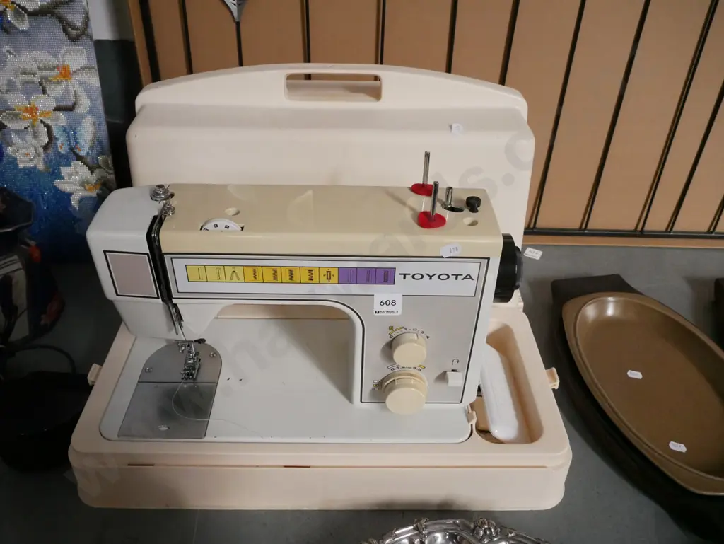 Toyota sewing machine & case Image 1++