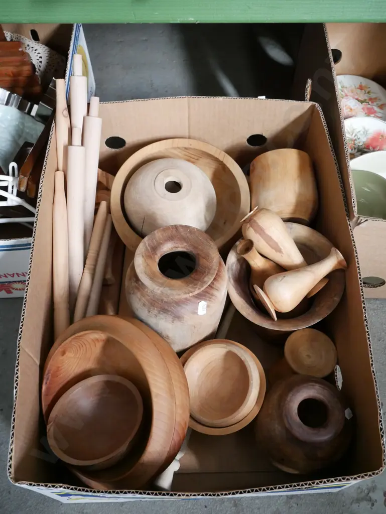 box; wooden vases, bowls, dishes etc Image 1++