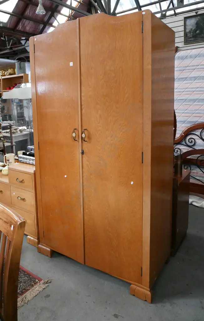 deco oak 2 door wardrobe H-1860 W-1000 D-510 (key in office) Image 1++