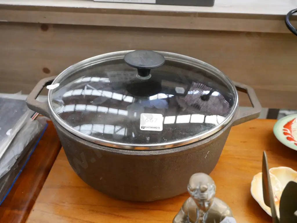 cast iron lidded pot Image 1++